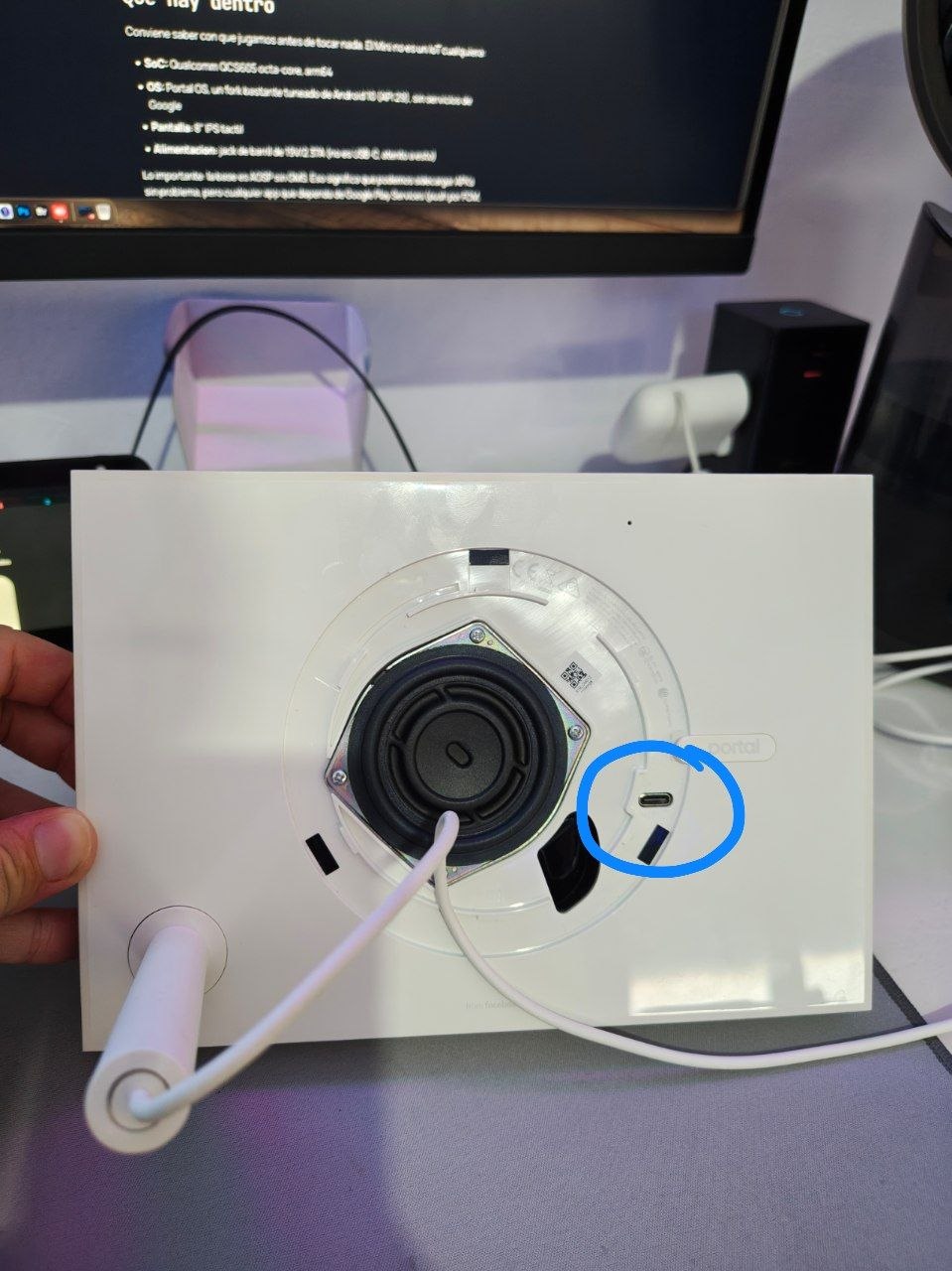 Puerto USB-C oculto del Facebook Portal Mini detras de la malla del altavoz trasero